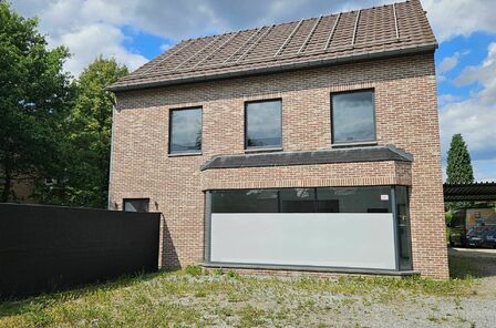 Handelspand met woonst te huur in GENK